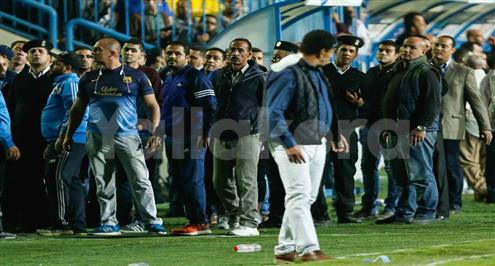 قصة مصورة.. التفاصيل الكاملة للقميص الأحمر واعتداء جماهير الزمالك على علاء عبدالعال